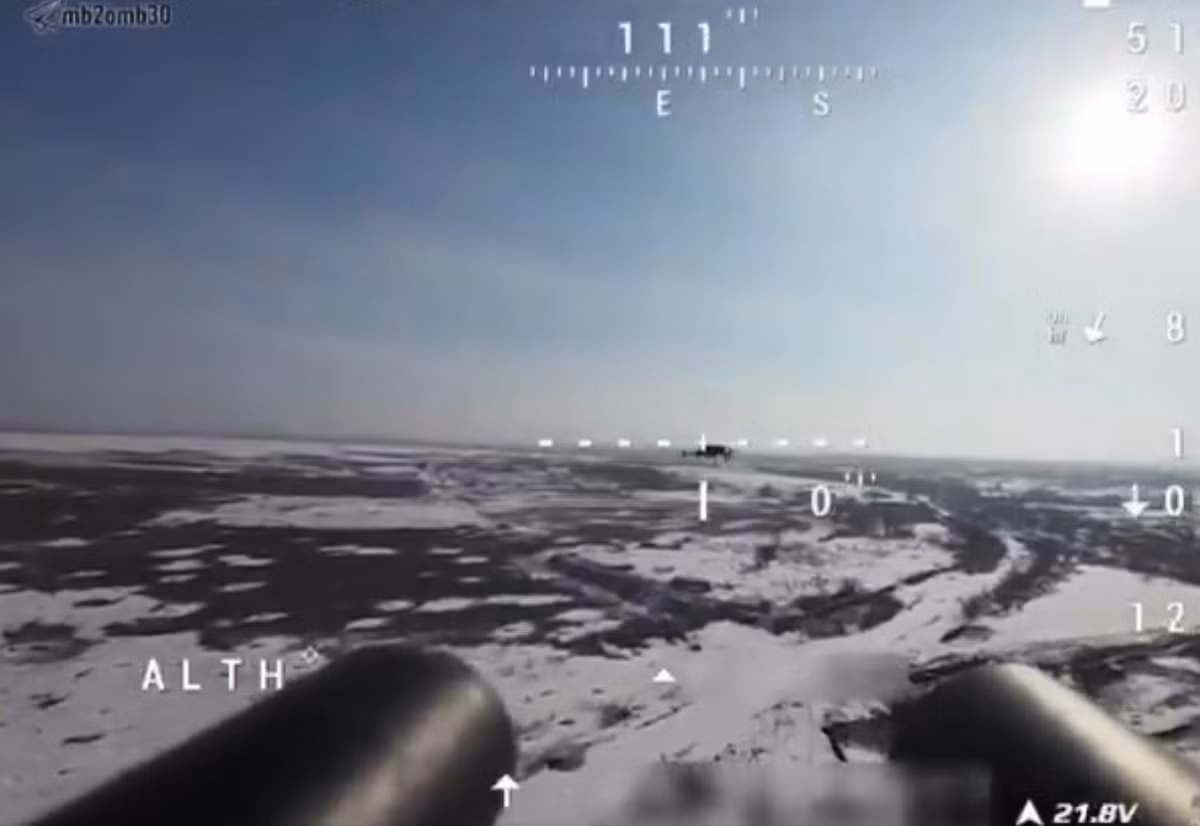 Được biết, FPV (First Person View) là công nghệ hiện đại cho phép người điều khiển được trải nghiệm góc nhìn thứ nhất, thông qua thiết bị bay, mang đến cảm giác nhập vai chân thực, như thể bạn đang thực sự ngồi trong buồng lái của một chiếc máy bay không người lái. Ảnh: @Archer83Able.