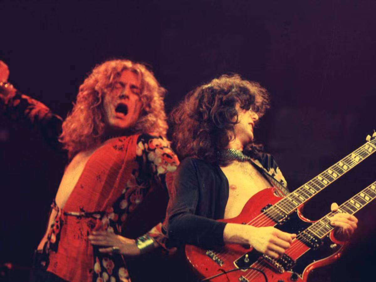 Ví dụ, album thứ tư của họ, Led Zeppelin IV, có chứa hình ảnh lá bài tarot. Cũng không có gì bí mật khi tay guitar Jimmy Page là người rất tin tưởng vào triết lý của nhà huyền bí học Aleister Crowley. Ảnh: @guitar.