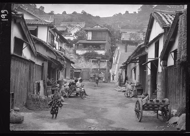 Khung cảnh một ngõ nhỏ bình yên vào buổi chiều tại Nhật Bản năm 1908. Ảnh: sina.com.cn.