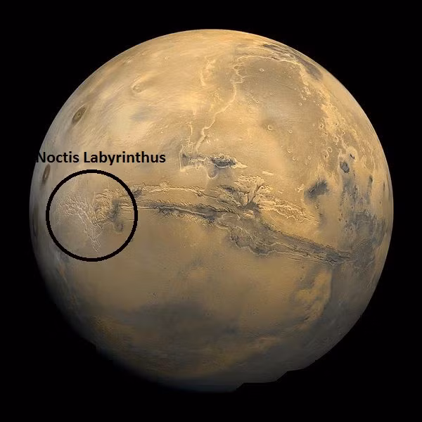 Noctis Labyrinthus là một mạng lưới rộng lớn các hẻm núi và thung lũng trên sao Hỏa, nằm giữa Tharsis và Valles Marineris. Nó kéo dài 1.190 km và giống như một mê cung. Ảnh: @marspedia.