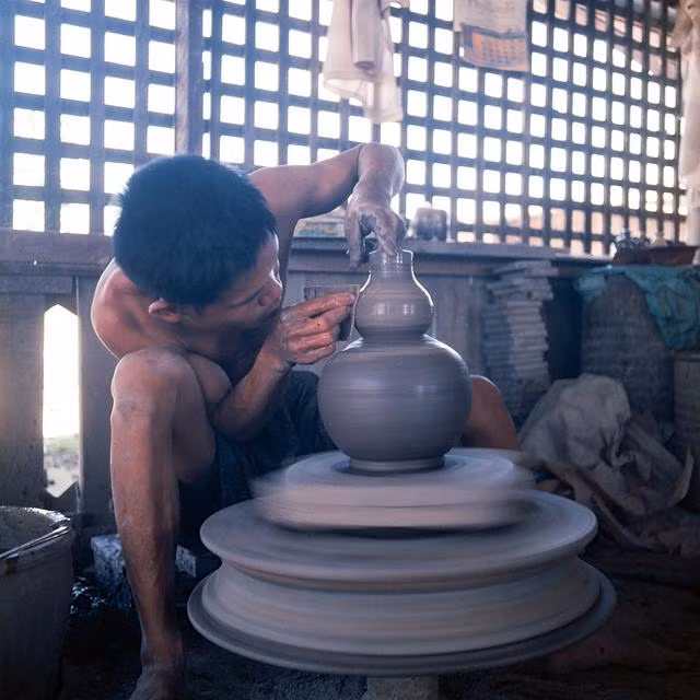 Một người thợ thủ công đang say sưa hoàn thành tác phẩm của mình. Ảnh: sina.com.cn.