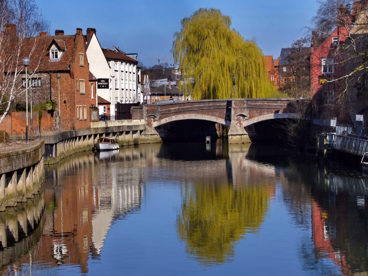 Thành phố Norwich của Anh có rất nhiều cây cầu, nhưng cây cầu lâu đời nhất còn tồn tại có lẽ là cây cầu đáng sợ nhất. Được ghi chép lần đầu tiên vào giữa thế kỷ 12, Cầu Fye đã được xây dựng qua nhiều năm, và nó vẫn lưu giữ quá khứ rùng rợn. Ảnh: @Haunted Or Not.