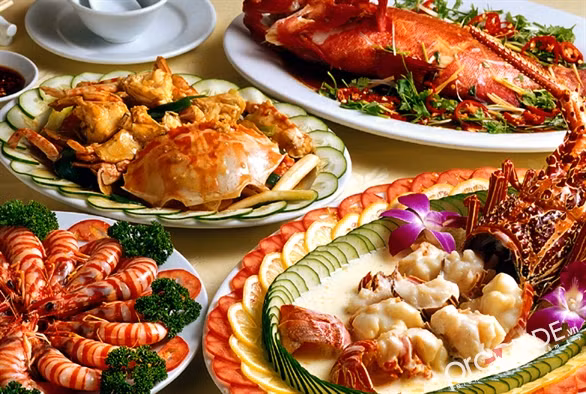 Từ 11h tới 14h30: Nghỉ trưa, dùng bữa. Theo ghi chép, hoàng đế thường dùng bữa vào lúc 13h - 14h, sau đó sẽ duyệt tấu chương của quan thần các địa phương rồi học thư pháp.