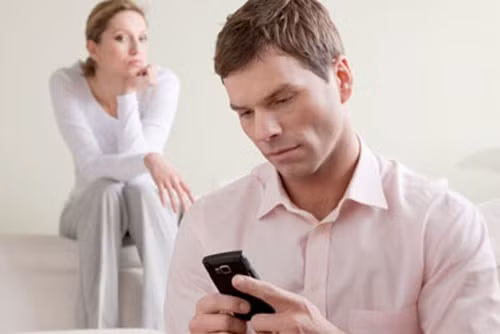 Nếu người tuổi Tỵ phát hiện ra một nửa của mình mà những hành động khác thường, con giáp này chắc chắn sẽ hoài nghi rất nhiều và sẽ nghĩ rằng người mình yêu thương đang có việc làm khuất tất. Ảnh:thamtuluonggia.com. (Bài viết chỉ mang tính tham khảo, cung cấp nội dung trắc nghiệm vui cho bạn đọc).