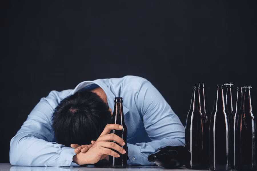 Cuốn sách cũng khuyên nên ăn bắp cải, hoặc đồ ăn nhẹ trước khi uống rượu, để làm chậm tác dụng của rượu trong dạ dày. Ảnh: @Fastandup.