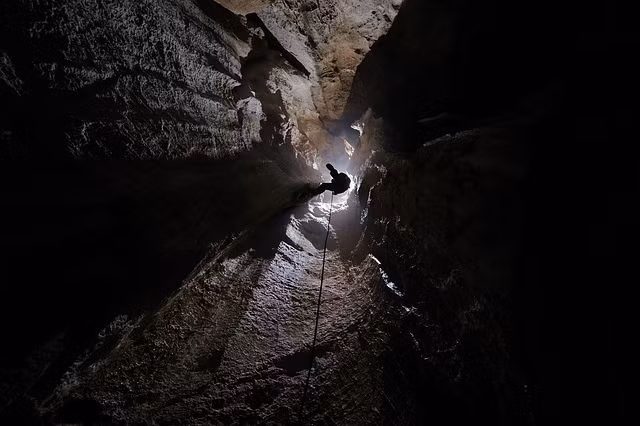 Hang động này được tạo thành từ đá vôi và có hệ thống thoát nước ngầm. Hang động này nằm trong Dãy núi Haut-Giffre, gần làng Samoëns. Ảnh: @Vous voyez le topo.