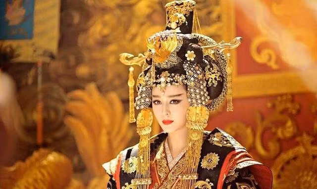 Sau khi Võ Tắc Thiên trở thành Hoàng hậu, trong triều, không có thân tín, nên đã cho hai người anh cùng cha khác mẹ là Võ Nguyên Khánh và Võ Nguyên Sảng vào triều làm quan. Hai người anh không những không biết ơn mà còn lớn tiếng nói rằng được làm quan là nhờ ơn đức của phụ thân. Võ Tắc Thiên biết chuyện liền đuổi hai người anh này ra khỏi kinh thành. Ảnh tạo hình Võ Tắc Thiên trên phim. Nguồn: 163.com.