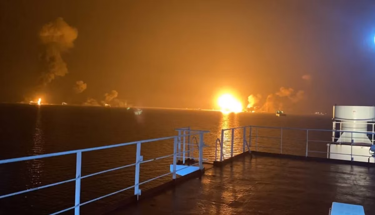 Điểm thú vị, Công ty an ninh hàng hải Ambrey đã cung cấp cho tờ The War Zone một số bức ảnh về vụ tấn công này được chụp từ một con tàu đang neo đậu tại cảng Ras Isa. Dù con tàu đó không phải là khách hàng của Ambrey. Ảnh: @Ambrey.