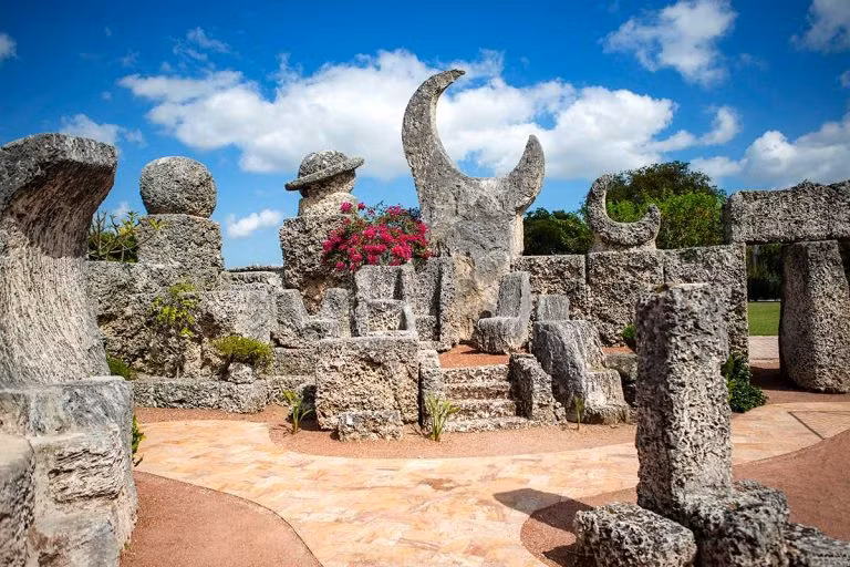 Sau nỗi đau khổ, Ed Leedskalnin chuyển đến Mỹ và cuối cùng đến Florida, nơi anh bắt đầu xây dựng khu lâu đài lớn tượng trưng cho tình yêu đã mất của mình. Ảnh: @coralcastle.