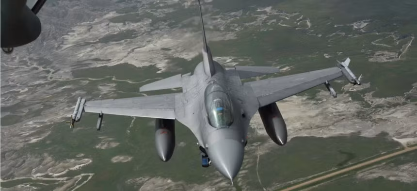 Tất nhiên, Nga không đứng yên khi Ukraine tăng cường sức mạnh không quân. Moscow từ lâu đã coi sự xuất hiện của F-16 là một ranh giới đỏ. Để đáp trả, lực lượng Nga đang điều chỉnh chiến thuật của họ. Ảnh: @Defense One. 