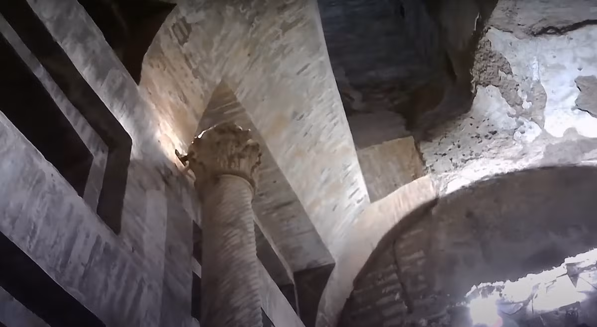 Ở Palermo, Sicily, Hầm mộ Capuchin nắm giữ một bí mật vô cùng cảm động và rùng rợn: xác ướp của hàng trăm trẻ em. Những cơ thể nhỏ bé này đã được bảo quản trong nhiều thế kỷ, khuôn mặt chúng đông cứng trong trạng thái nghỉ ngơi thanh bình. Ảnh: @Andy's Awesome Adventures.