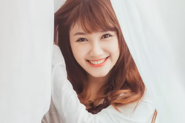 Xét từ vận mệnh, phụ nữ sinh vào tháng 6 âm lịch ngay từ nhỏ cuộc sống đã vô cùng thuận lợi, luôn được cha mẹ yêu thương, chăm sóc, tạo mọi điều kiện tốt nhất để phát triển nên thường có bước đệm vững chắc khi bước vào đời.