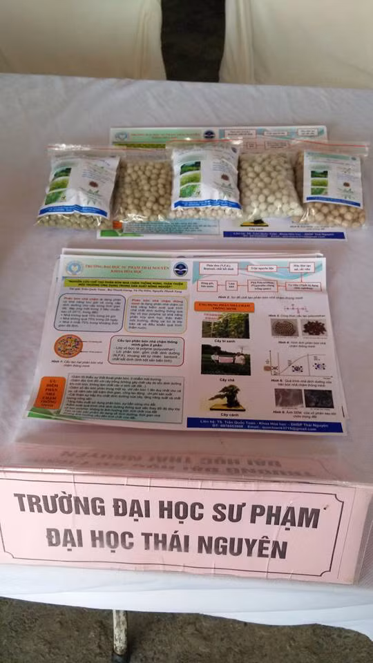 TS Toàn cho biết, kết quả thử nghiệm phân bón thông minh nhả chậm trên cây chè, bí xanh, cà chua, dược liệu... bước đầu cho kết quả rất khả quan.