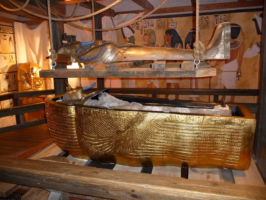 Ẩn mình trong Thung lũng các vị vua của Ai Cập, phòng chôn cất của vị pharaoh trẻ tuổi này chứa hơn 5.000 hiện vật vô giá, bao gồm cả chiếc mặt nạ vàng mang tính biểu tượng của ông. Ảnh: @Nile Cruises.