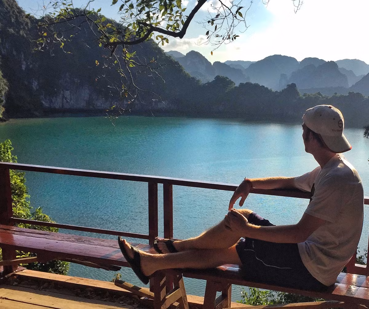 Cũng trong dịp tới Việt Nam, anh còn đi thăm và khám phá các địa danh du lịch. Trong ảnh, Drew ngắm phong cảnh hữu tình ở điểm du lịch thuộc tỉnh Ninh Bình.