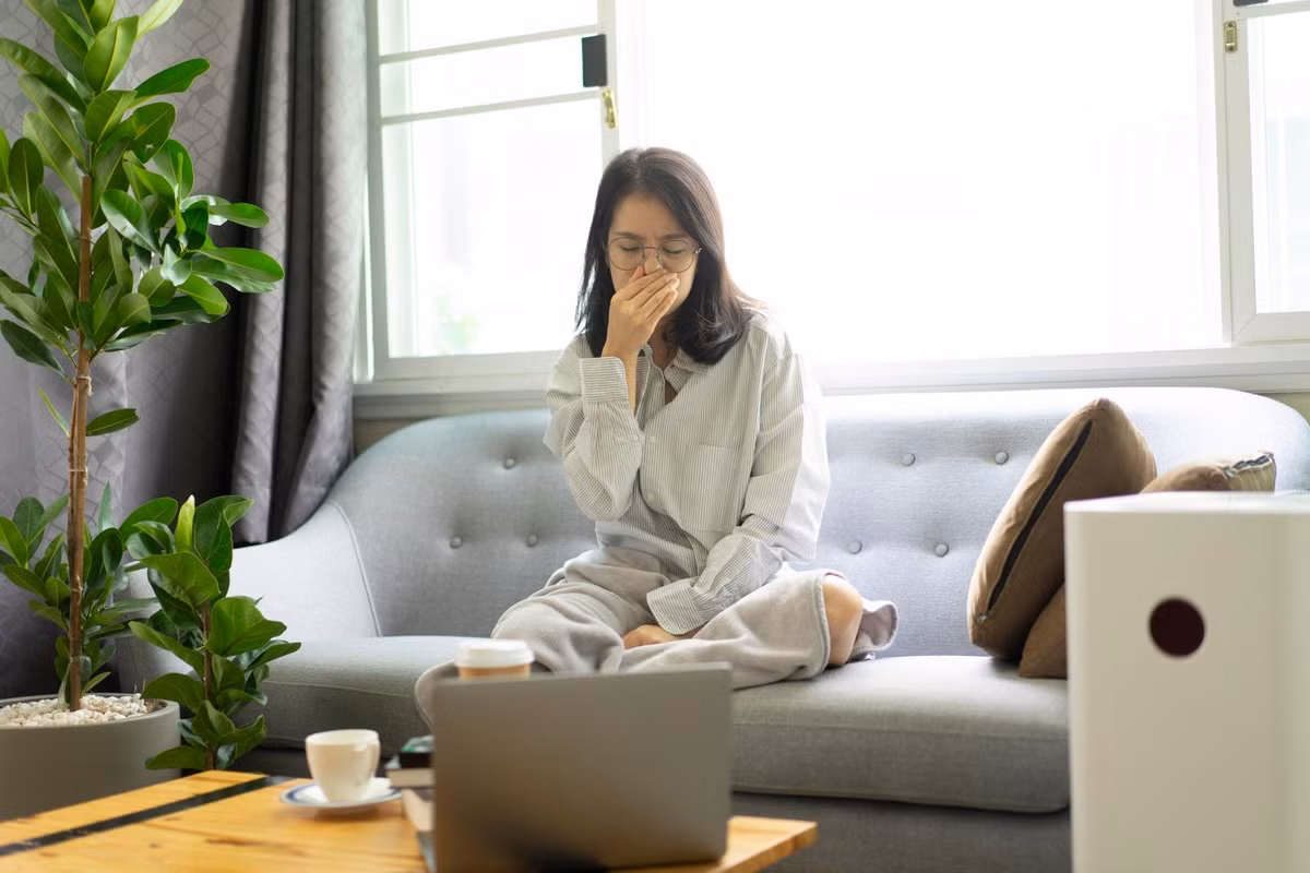 Khi nhà bị ô nhiễm, việc đầu tiên là hãy hạn chế hoạt động mạnh khiến thở sâu, thờ gấp. Thay vào đó, hãy thử những hoạt động nhẹ như đọc sách, xem tivi... để tránh phổi hít nhiều không khí ô nhiễm.