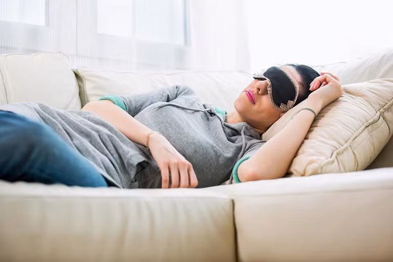 Khi mức độ hormone đặc biệt này tăng mạnh cũng là lúc bạn bắt đầu cảm thấy buồn ngủ và ngủ sâu. Khi Mặt Trời chiếu sáng, tuyến tùng ngừng hoạt động và melatonin ngừng sản xuất. Đây chính là lúc chúng ta dễ dàng bị đánh thức dậy. 