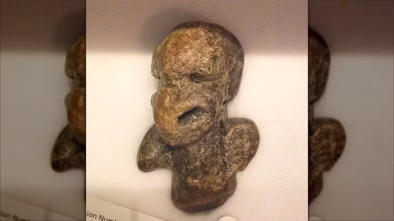Đến những năm 1970, một số người đoán rằng, Little Mannie — viết tắt của "Little Mannie with his father's horns" — là do người Celt để lại. Ảnh: @Grunge. 