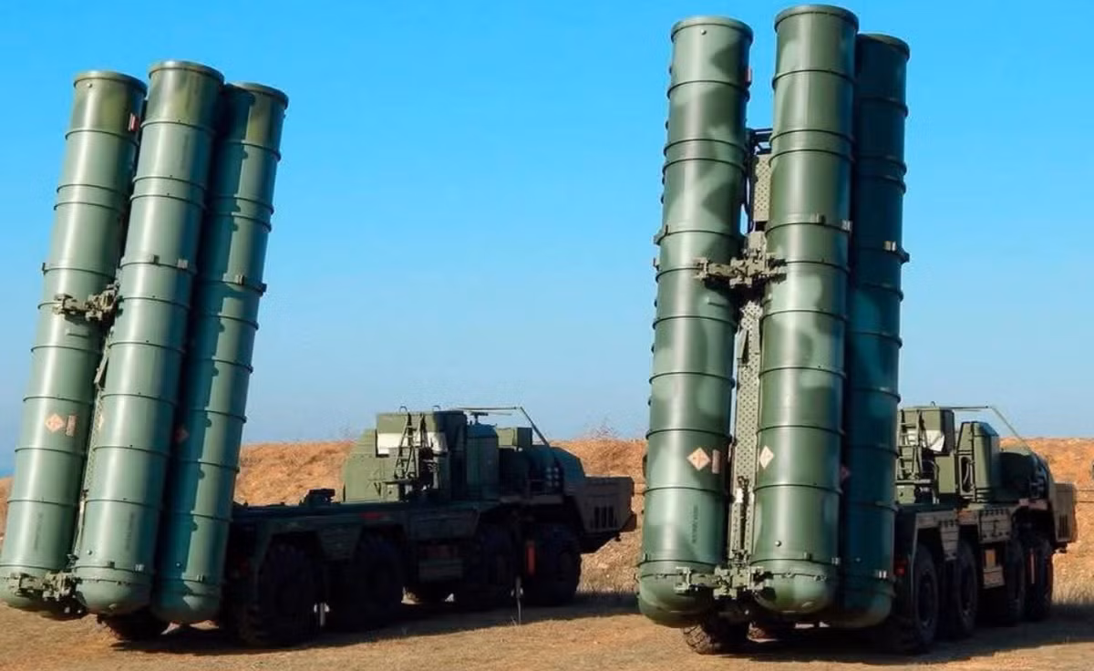 Được biết, S-400 Triumf, được NATO gọi là SA-21 Growler, là hệ thống tên lửa đất đối không di động, do tập đoàn Almaz-Antey của Nga phát triển. Được thiết kế để chống lại nhiều mối đe dọa trên không, nó có thể tấn công mục tiêu ở phạm vi lên tới 400 km và ở độ cao 30 km. Ảnh: @Live Dainik.