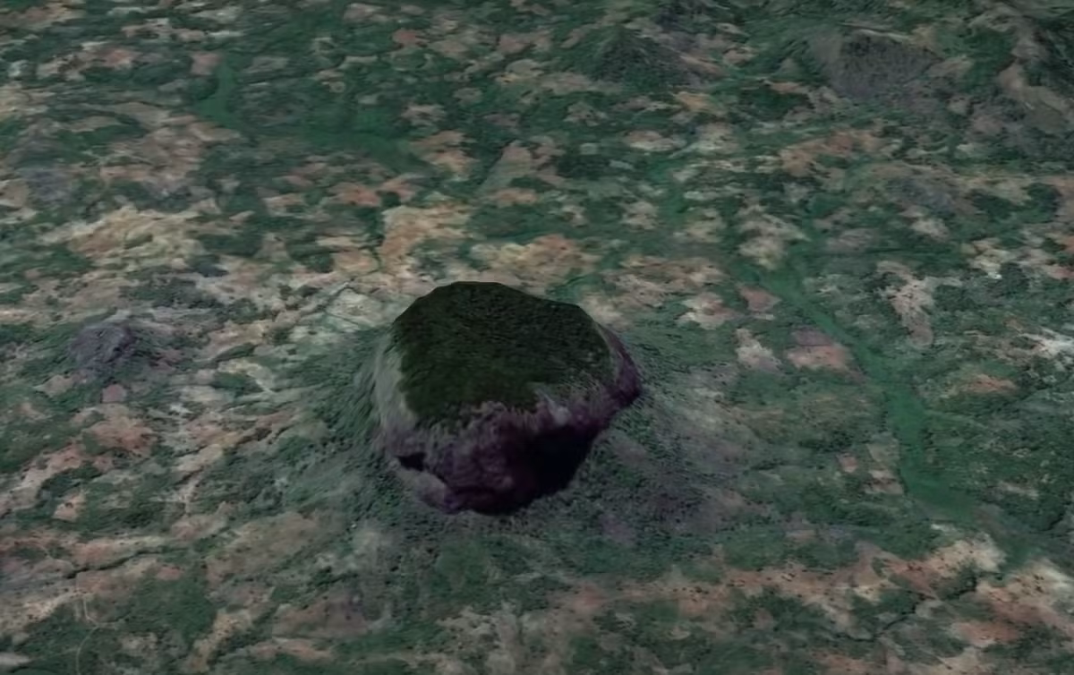 Tiến sĩ Julian Bayliss là một chuyên gia về bướm, người đã dành nhiều năm sử dụng Google Earth để nghiên cứu các khu rừng nhiệt đới Châu Phi. Năm 2012, ông chụp được hình ảnh một miệng hố trên đỉnh một ngọn núi ở Châu Phi. Ảnh: @Unexplained Mysteries.
