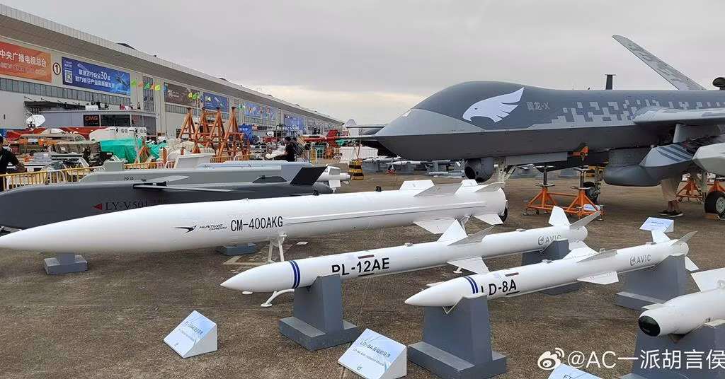 Được trang bị PL-15, JF-17 hiện có thể đe dọa các phương tiện quân sự có giá trị cao của Ấn Độ từ khoảng cách xa, chẳng hạn như máy bay có khả năng chỉ huy và cảnh báo trên không (AWACS), hoặc tàu chở dầu tiếp nhiên liệu. Thế nên, điều này buộc Ấn Độ phải xem xét lại các chiến lược phòng không của mình. Ảnh: @Aaj Tak.