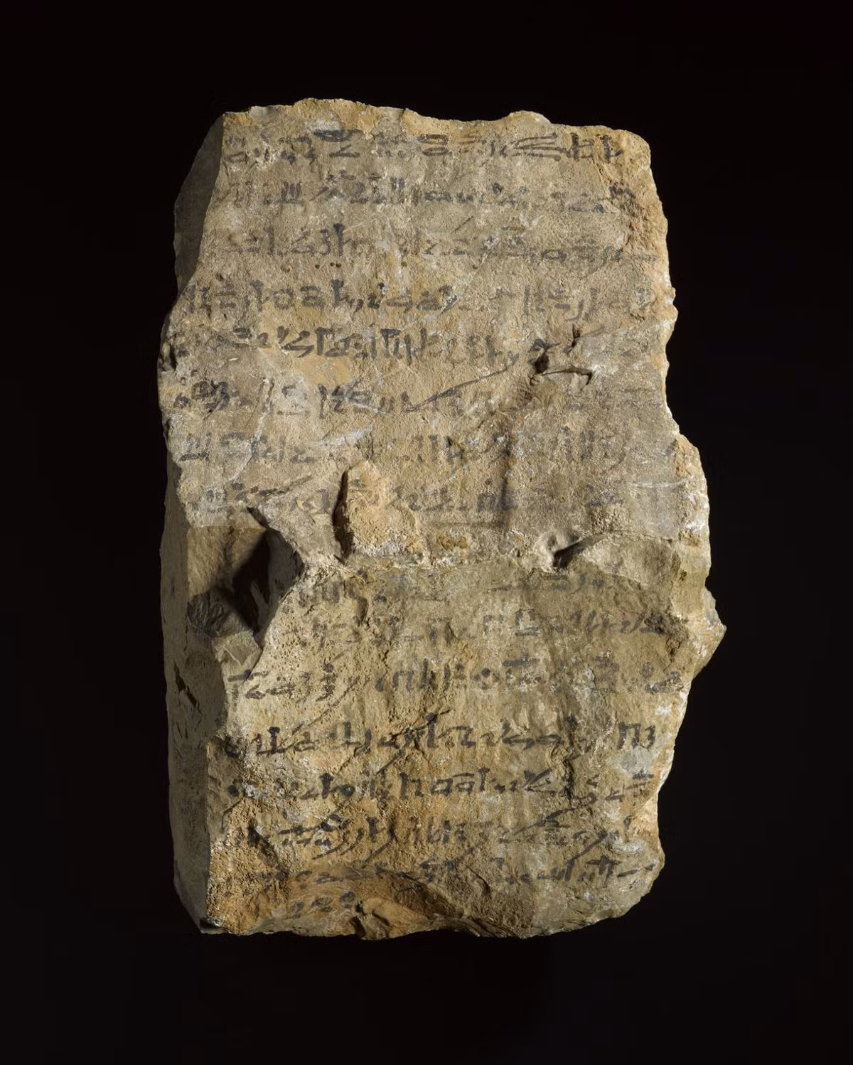 Dòng chữ khắc kỳ lạ này được viết bằng chữ Hieratic, về cơ bản nó cảnh báo mọi người rằng, nếu người nào lấy đi ngay các hòn đá khỏi ngôi mộ, họ sẽ phải đối mặt với cơn thịnh nộ của các vị thần và người đã khuất. Ảnh: @National Museums Scotland Blog.