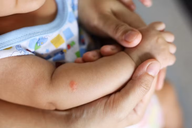 Đặc biệt là trẻ em rất dễ bị tổn thương khi bị nhiễm hóa chất có trong thuốc xịt muỗi, nhất là các loại thuốc cho chứa DEETT. DEET có trong thuốc xịt muỗi có thể gây rối loạn vận động và mất khả năng tập trung ở trẻ em.