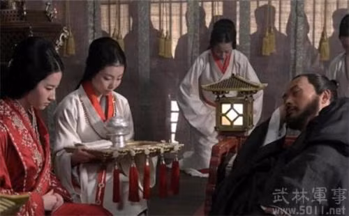 Trùng hợp đúng lúc đó, Tào Tháo tránh họa để cáo bệnh từ quan, trốn tránh tại nhà ở Tiếu Địa. Tào Tháo 25 tuổi gặp được Hạ Thị tài năng xuất chúng 23 tuổi, đã lập tức cưới bà làm vợ thứ ba. Sau này, Tào Tháo khởi nghĩa, Hạ Thị trở thành người phụ nữ đồng cam cộng khổ với ông ta. Mùa đông năm Trung Bình thứ tư (năm 187 công nguyên), Hạ phu nhân sinh hạ Tào Phi, cũng chính là Ngụy Văn Đế sau này. Ảnh: Tạo hình của Tào Tháo và Hạ phu nhân trên phim, nguồn: image.baidu.com. 