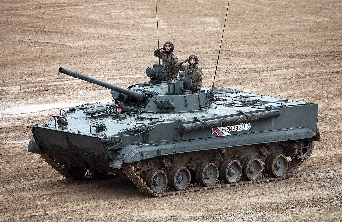 Ngược lại, BMP-3 được Nga đưa vào sử dụng vào cuối những năm 1980. Xe được phát triển bởi nhà máy Kurganmashzavod, nặng khoảng 18,7 tấn, được trang bị động cơ UTD-29 công suất 500 mã lực, giúp xe đạt tốc độ lên đến 69 km/h trên cạn, khả năng bơi qua các chướng ngại vật dưới nước với tốc độ 9,6 km/h—một khả năng mà Bradley không có. Ảnh: @Wikipedia.