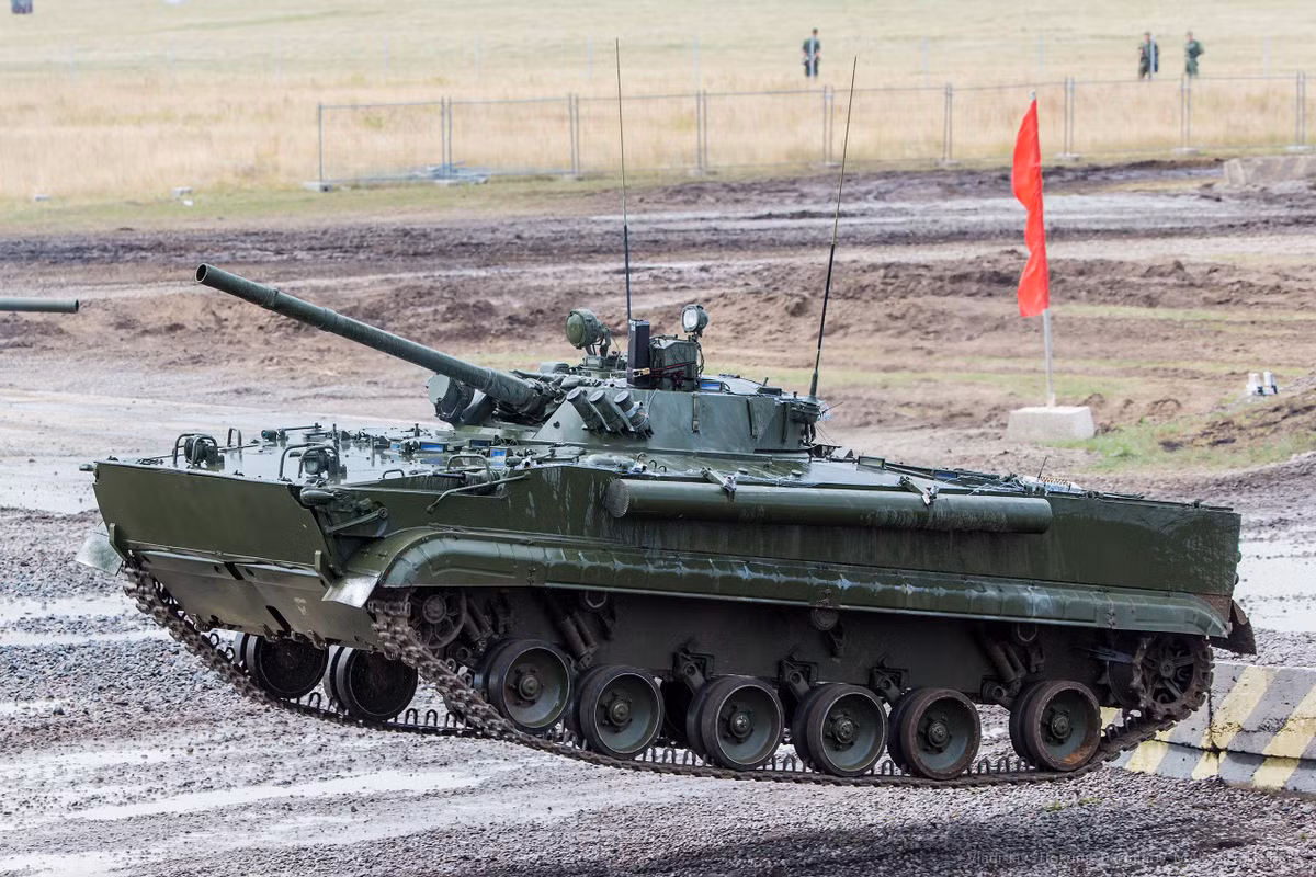 Vũ khí của BMP-3 rất đáng gờm trên lý thuyết: một khẩu súng trường 100mm 2A70 có thể bắn cả đạn pháo và tên lửa dẫn đường, kết hợp với một khẩu súng pháo tự động 30mm 2A72 và một súng máy 7,62mm PKT. Ảnh: @Reddit.