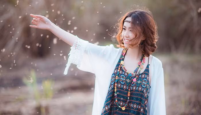  Tháng 9 âm lịch: Người sinh vào tháng 9 âm lịch có tính cách lạc quan, luôn tiến lên phía trước, đồng thời có bề ngoài thanh lịch. Họ cũng là người trọng tình trọng nghĩa, làm việc gì cũng biết trước biết sau và thường gặp được quý nhân tương trợ. 