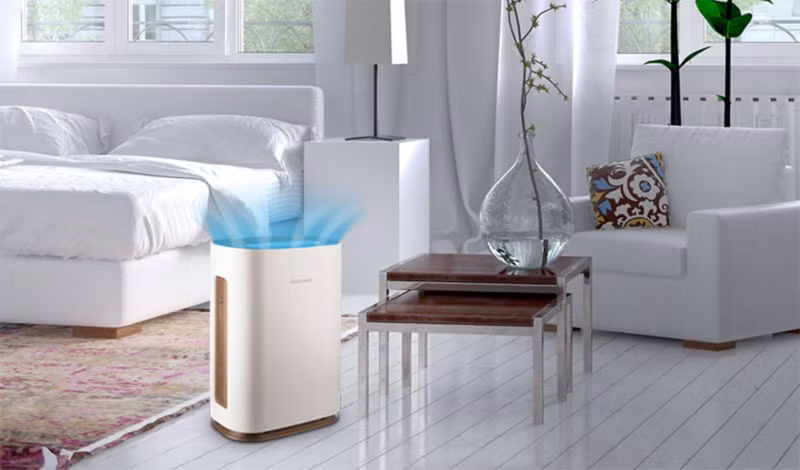 Bước tiếp theo là làm sạch nhà. Máy lọc không khí có thể hỗ trợ giảm ô nhiễm, nhưng không thể sạch hoàn toàn, nhất là nhiều gia đình không có điều kiện sở hữu máy.