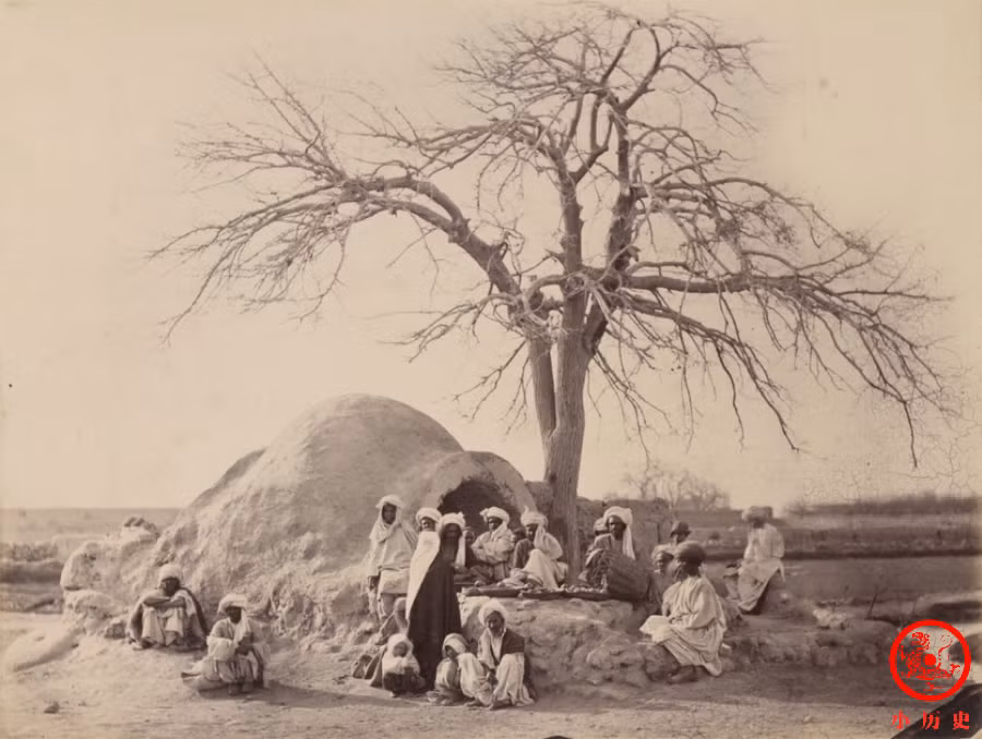 Những sạp bán lựu ven đường ở Kandahar hơn 100 năm trước. Kandahar nằm ở phía nam Afghanistan, là nơi nổi tiếng với việc trồng lựu.