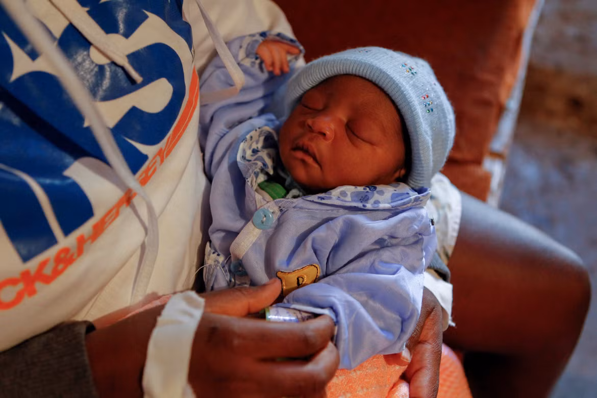 Cho đến tháng 1, khi các trường học của Kenya chuẩn bị mở cửa trở lại hoàn toàn, Bosibori sẽ chăm sóc em bé, dành thời gian học khi có thể.