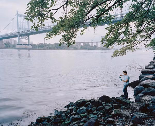 Một nhà khoa học đang lấy mẫu thử nước sông Đông ở Công viên Astoria, thành phố New York, Mỹ, năm 2016.