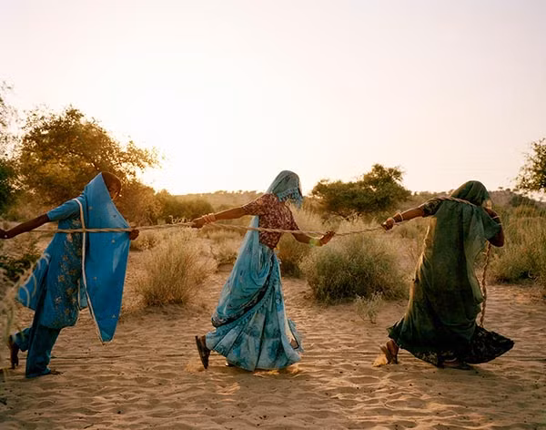 Những người phụ nữ kéo nước từ giếng nước sâu ở sa mạc Thar ở Bewatoo, Tharparkar, Pakistan. Vào những ngày hè, nhiệt độ ở sa mạc Thar có thể lên tới 50 độ C.