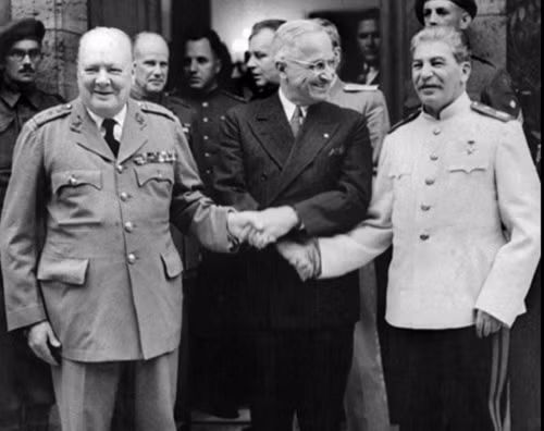 Từ trái qua phải: Cựu Thủ tướng Anh Winston Churchill, cựu Tổng thống Mỹ Harry S. Truman và cựu lãnh đạo Xô Viết Joseph Stalin bắt tay nhau tại Hội nghị Potsdam năm 1945 nhằm thống nhất về cách tái tổ chức nước Đức thời hậu chiến cũng như thành lập trật tự thế giới mới thời hậu chiến, những vấn đề về hiệp ước hòa bình và cách thức đối đầu với hậu quả của chiến tranh.