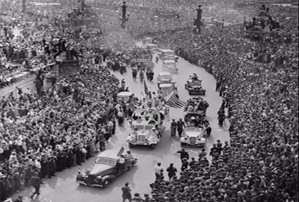 Lực lượng Đồng minh diễu hành qua Đại lộ Champs-Elysées ở thủ đô Paris, Pháp.