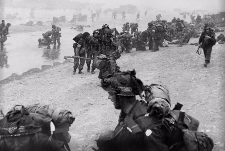 Cuộc đổ bộ của quân đội khối Đồng minh vào các bãi biển vùng Normandie ngày 6/6/1944 (D-Day) là một trong những mốc lịch sử quan trọng của Thế chiến 2. Đây là cuộc tấn công từ biển vào đất liền lớn nhất trong lịch sử, với khoảng 104 nghìn binh sĩ đổ bộ vào các bãi biển vùng Normandie.