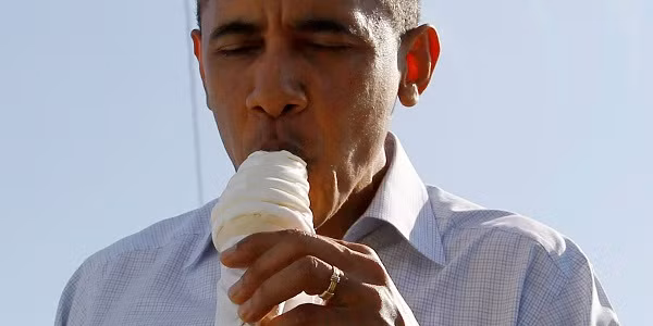 Công việc đầu tiên trong đời mà Tổng thống Mỹ Barack Obama từng làm là múc kem tại quầy Baskin-Robbins ở Honolulu. (Nguồn ảnh: Business Insider).
