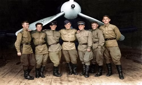 Các phi công của Trung đoàn Không quân Guards Fighter 102 trong một bức ảnh chụp vào khoảng thời gian Chiến tranh Thế giới thứ 2 xảy ra. Từ trái qua phải: Zhileostov, Anatoly Grigorievich Ivanov, Boldyrev, Nikolai Petrovich Alexandrov, Dmitry Andrianovich Shpigun, N.A. Kritsyn và Vladimir Gorbachev.