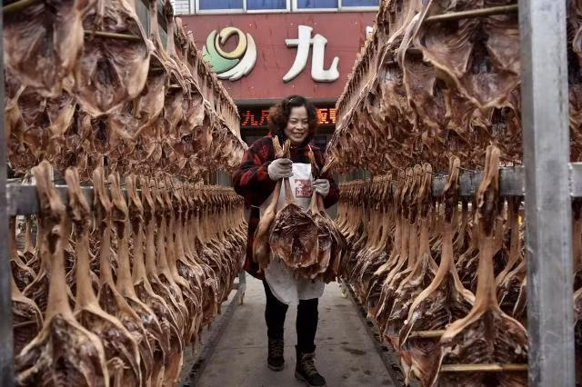 Giàn vịt xông khói bên ngoài một cửa hàng ở Pengzhou, Tứ Xuyên.