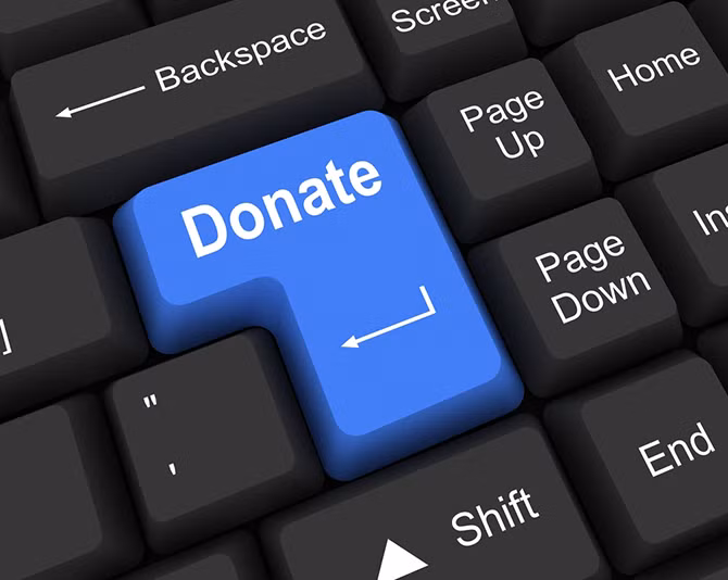 Bill Gates còn "lôi kéo" nhiều tỷ phú khác, trong đó có Mark Zuckerberg, Ted Turner và Warren Buffett,... cùng ông quyên góp khoản tiền lớn của họ làm từ thiện.