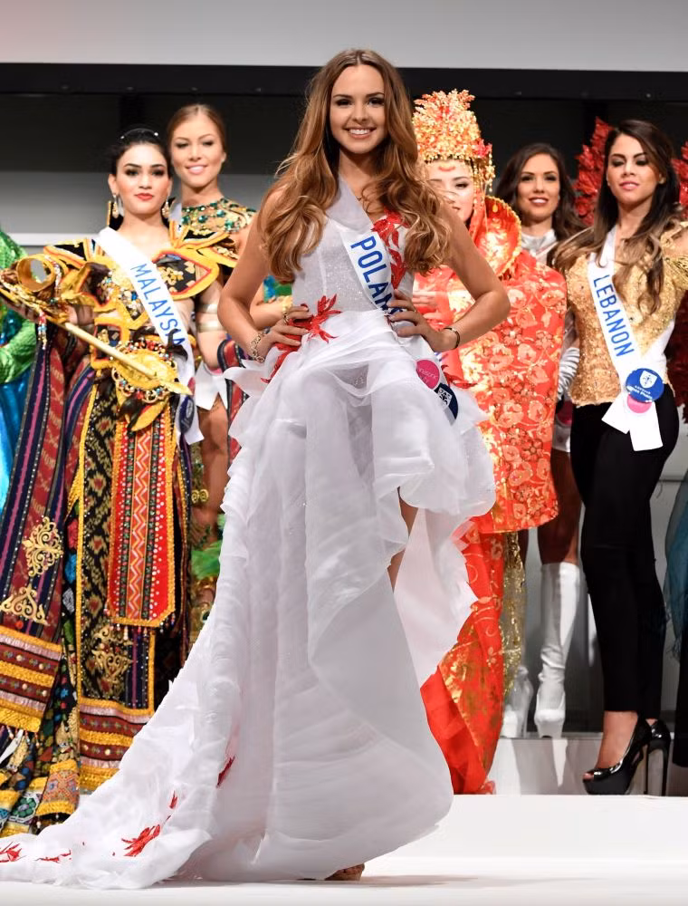 Người đẹp đến từ Ba Lan, Magdalena Bienkowska.