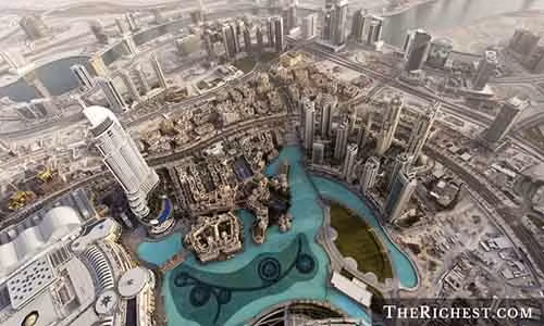 Với chiều cao 828 mét, Burj Khalifa ở Dubai là tòa nhà chọc trời cao nhất thế giới. Tòa nhà này chính là một trong những điểm thu hút du khách đến với Dubai. Đứng trên tòa tháp Burj Khalifa, du khách sẽ có cơ hội ngắm nhìn toàn cảnh thành phố.