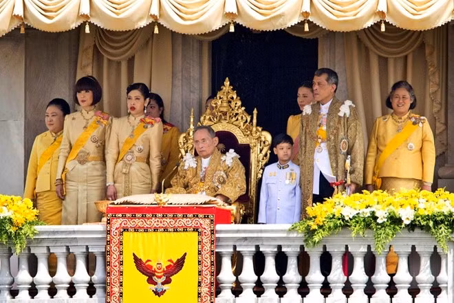Hoàng gia Thái Lan trong lễ mừng thọ lần thứ 85 của Quốc vương Bhumibol Adulyadej. Ảnh: AP