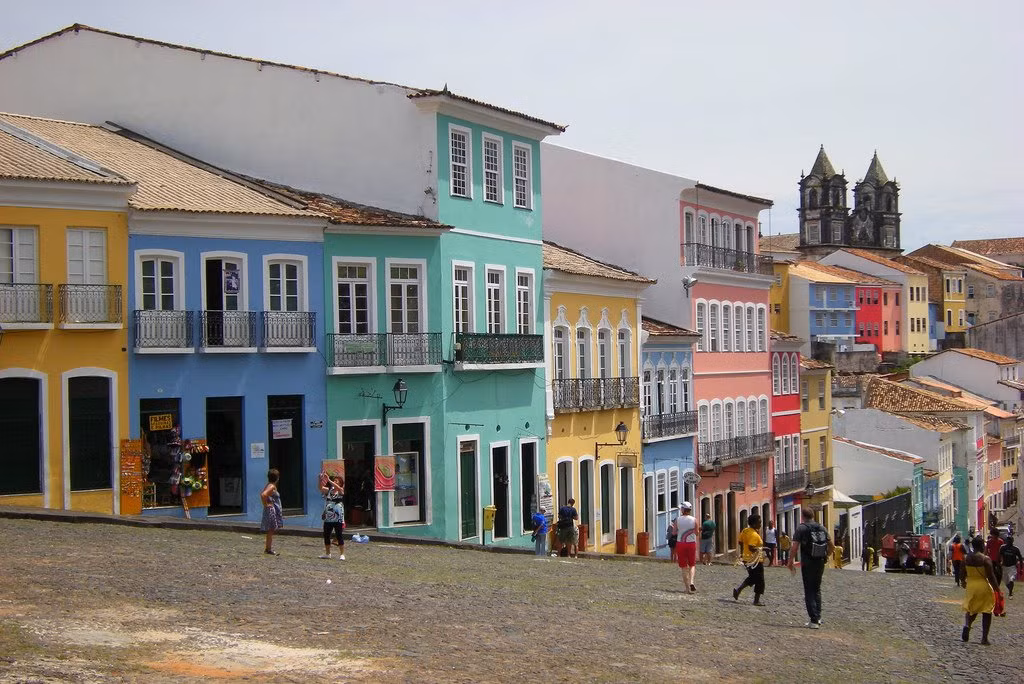 Trung tâm thành phố lịch sử Salvador de Bahia với những ngôi nhà đầy màu sắc ở Brazil.