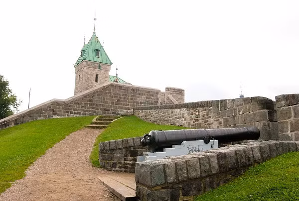 Nhiều pháo đài bằng đá được xây dựng từ thế kỷ 17 bao quanh thành phố Quebec.