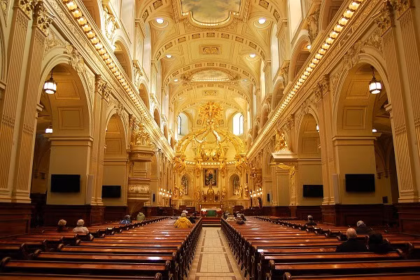 Cathedral-Basilica of Notre-Dame de Québec là một trong rất nhiều nhà thờ tuyệt đẹp ở thành phố Quebec.