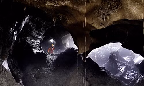 Một số người khoan sâu vào lòng đất.